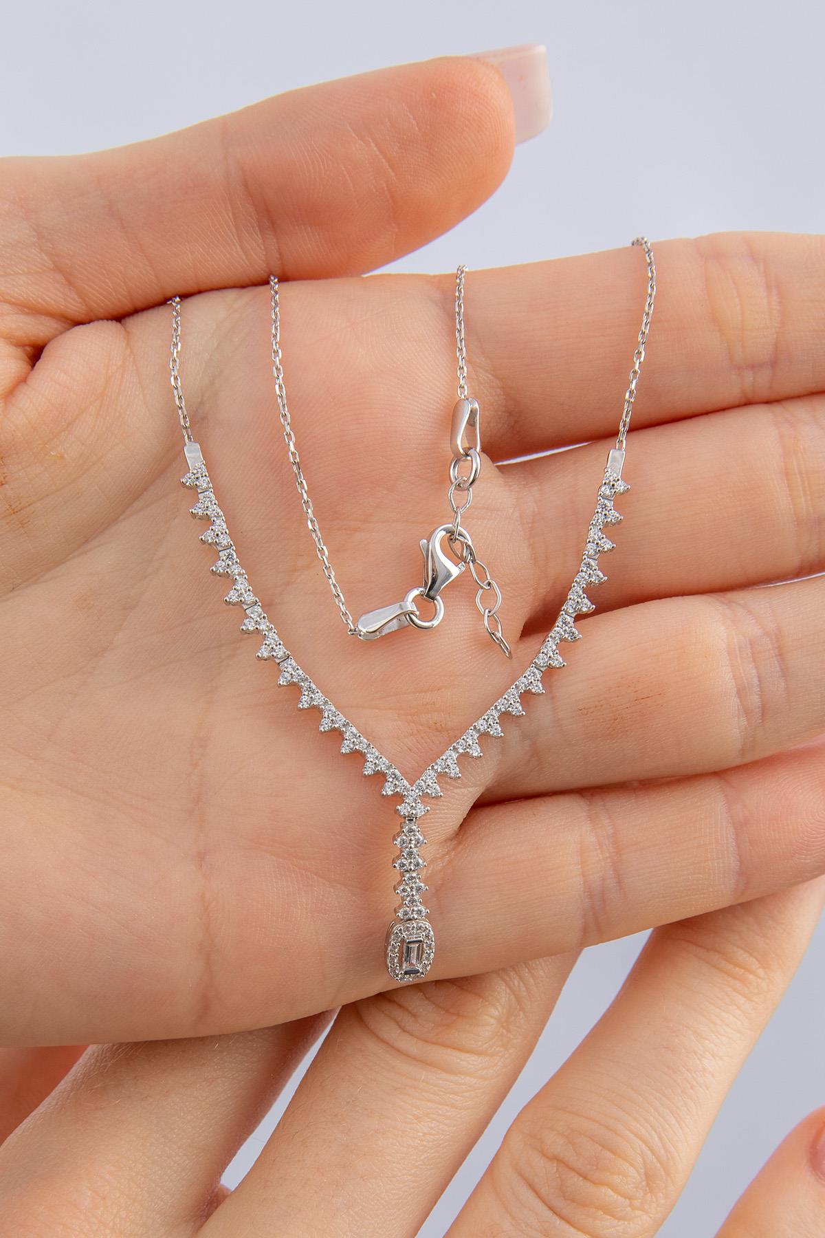 14K Gold Baguette Detailed Necklace