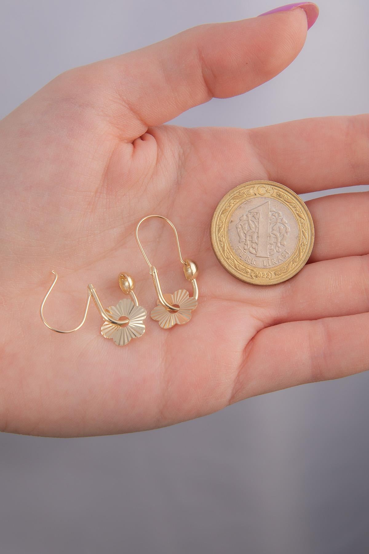 14K Gold Brighting Daisy Earrings