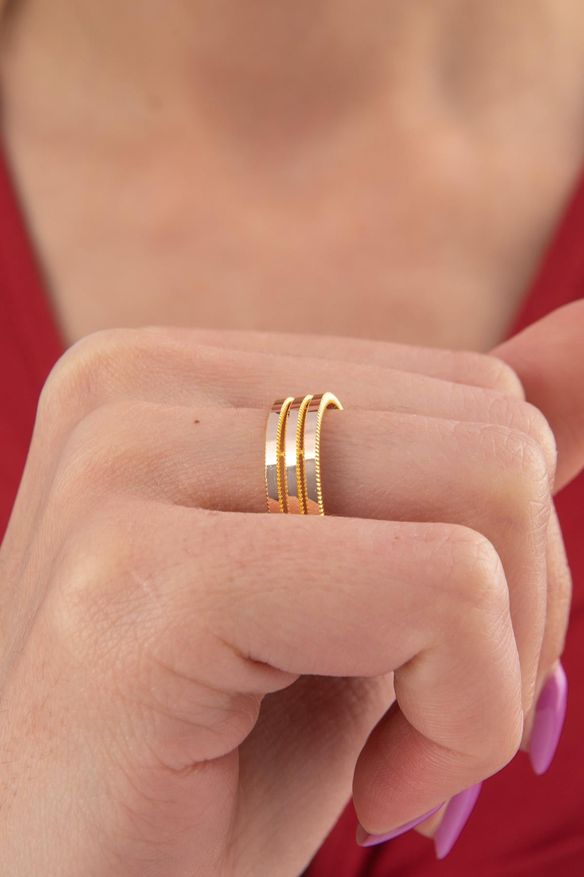 14K Gold Gleaming 3 Spiral Ring