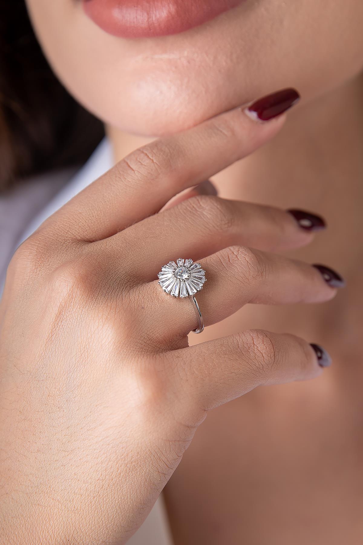14K Gold Stone Daisy Motif Ring