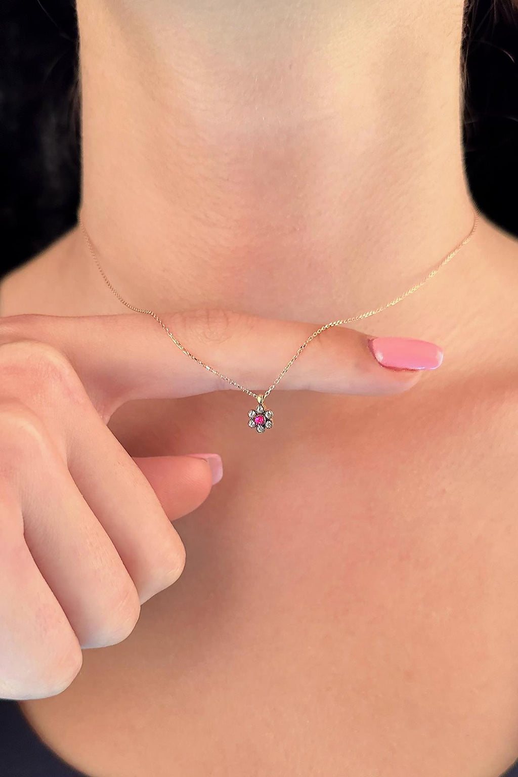 14ct Gold Burgundy Stone Daisy Shape Necklace