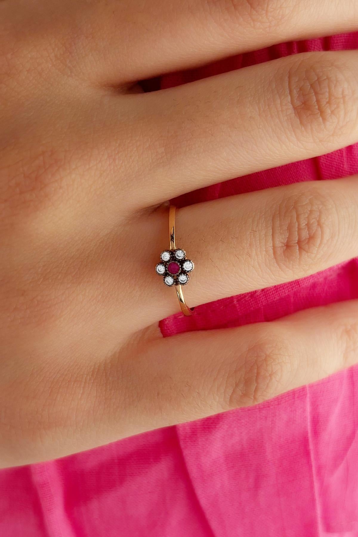 14K Gold Burgundy Stone Daisy Shape Set