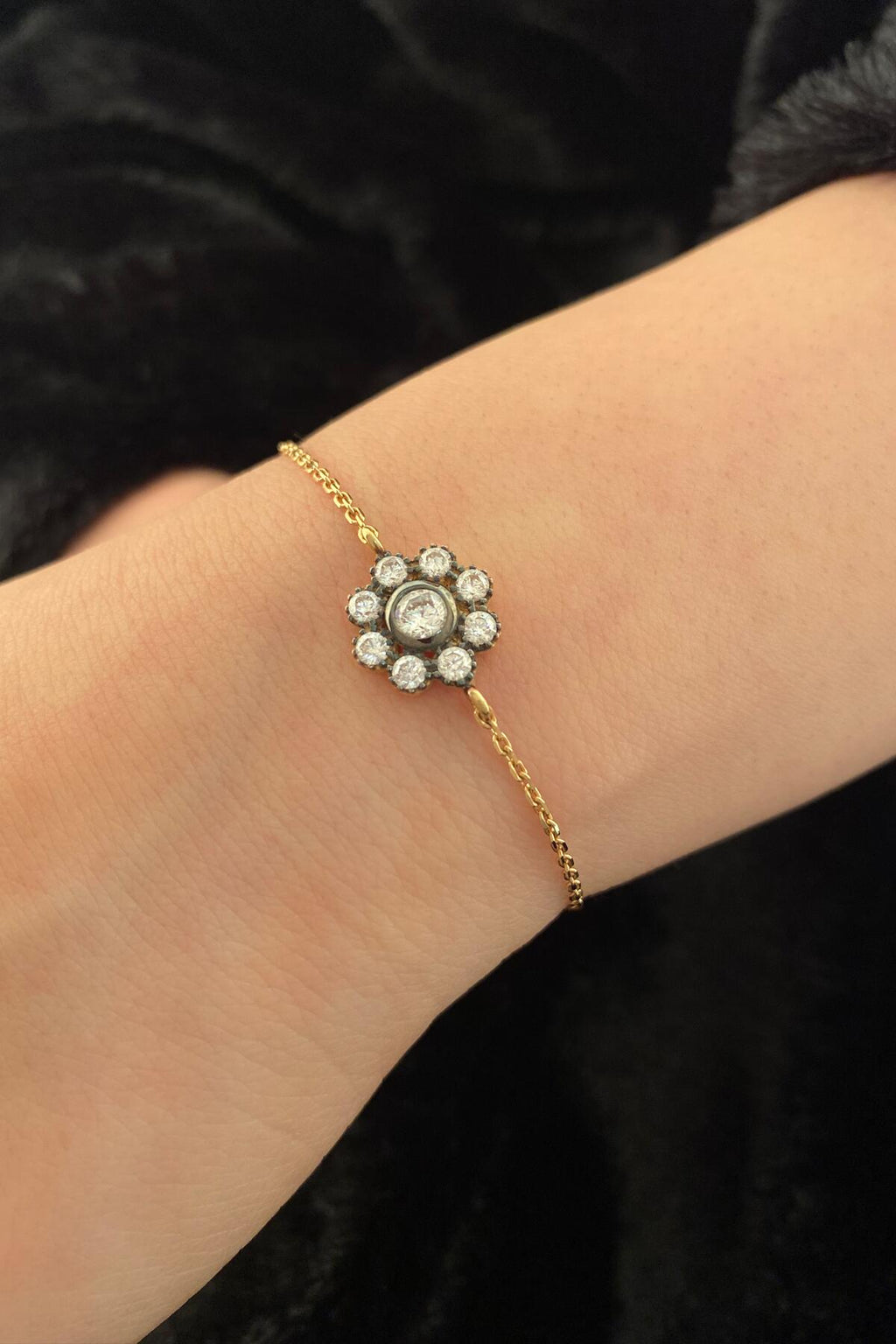 14ct Gold Daisy Shaped Bracelet With Stone