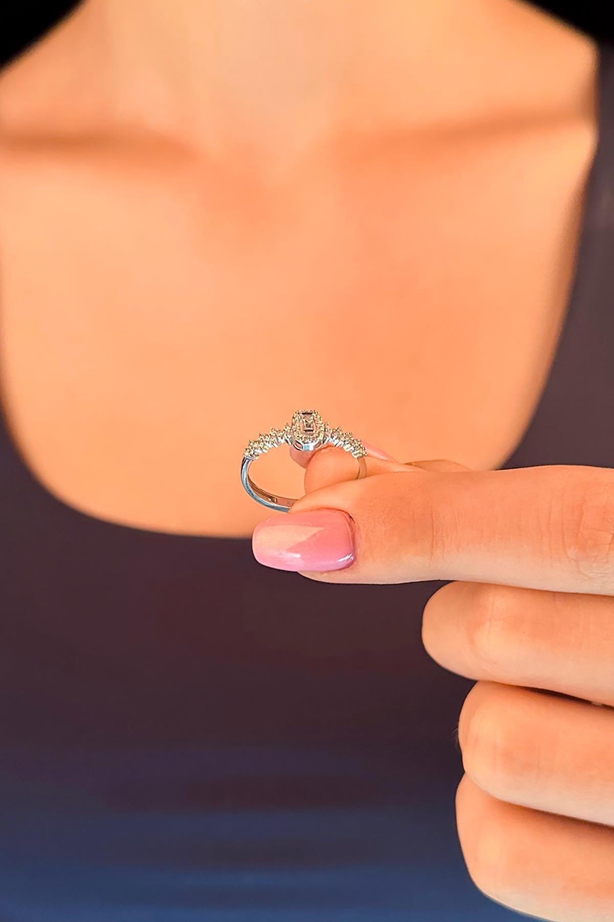 14ct Gold Oval Baguette Ring