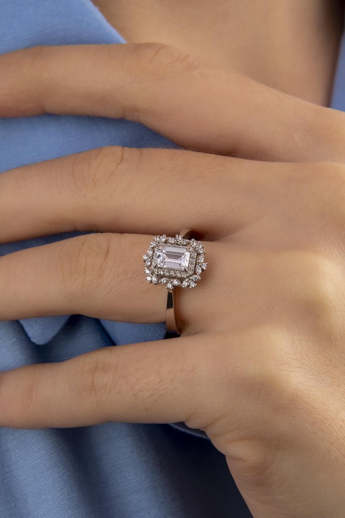 14ct Gold Queen Baguette Ring White