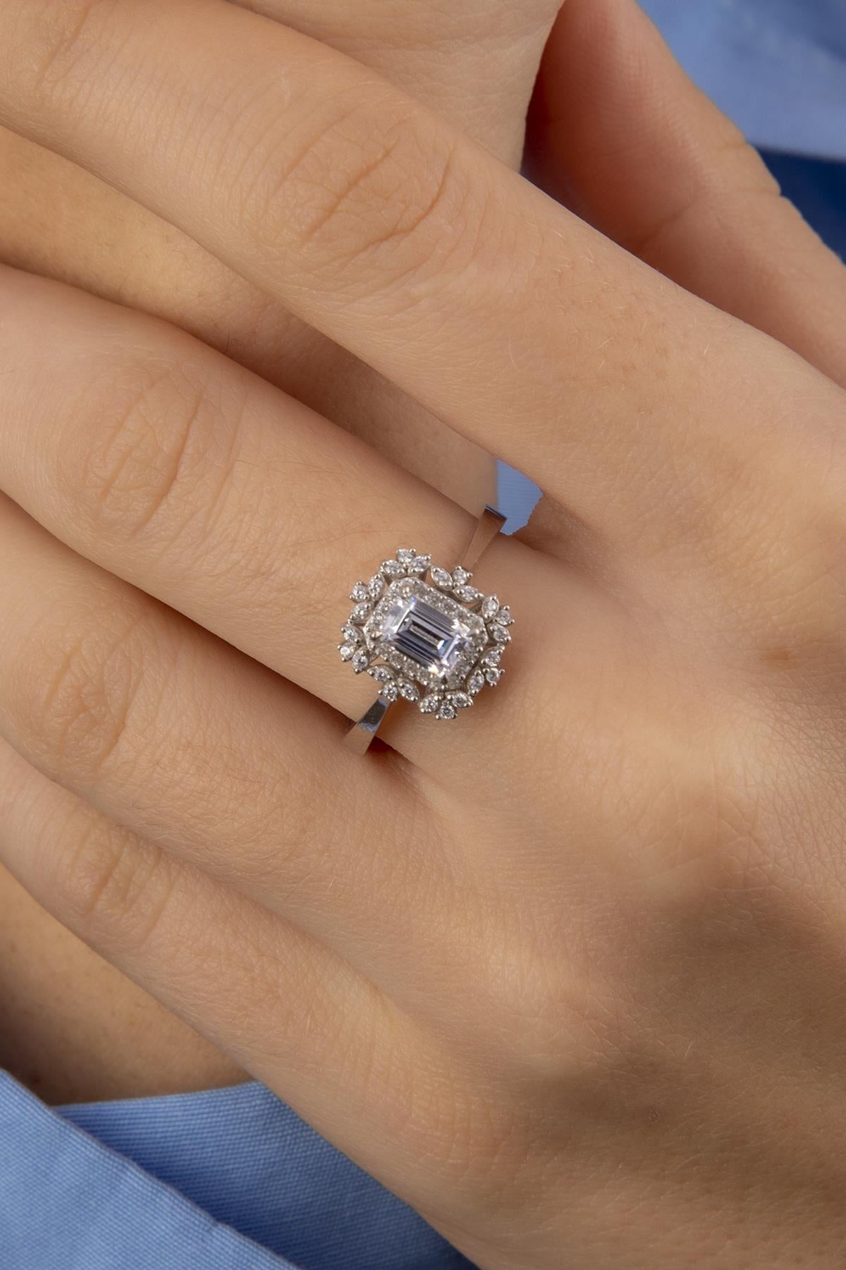 14ct Gold Queen Baguette Ring White