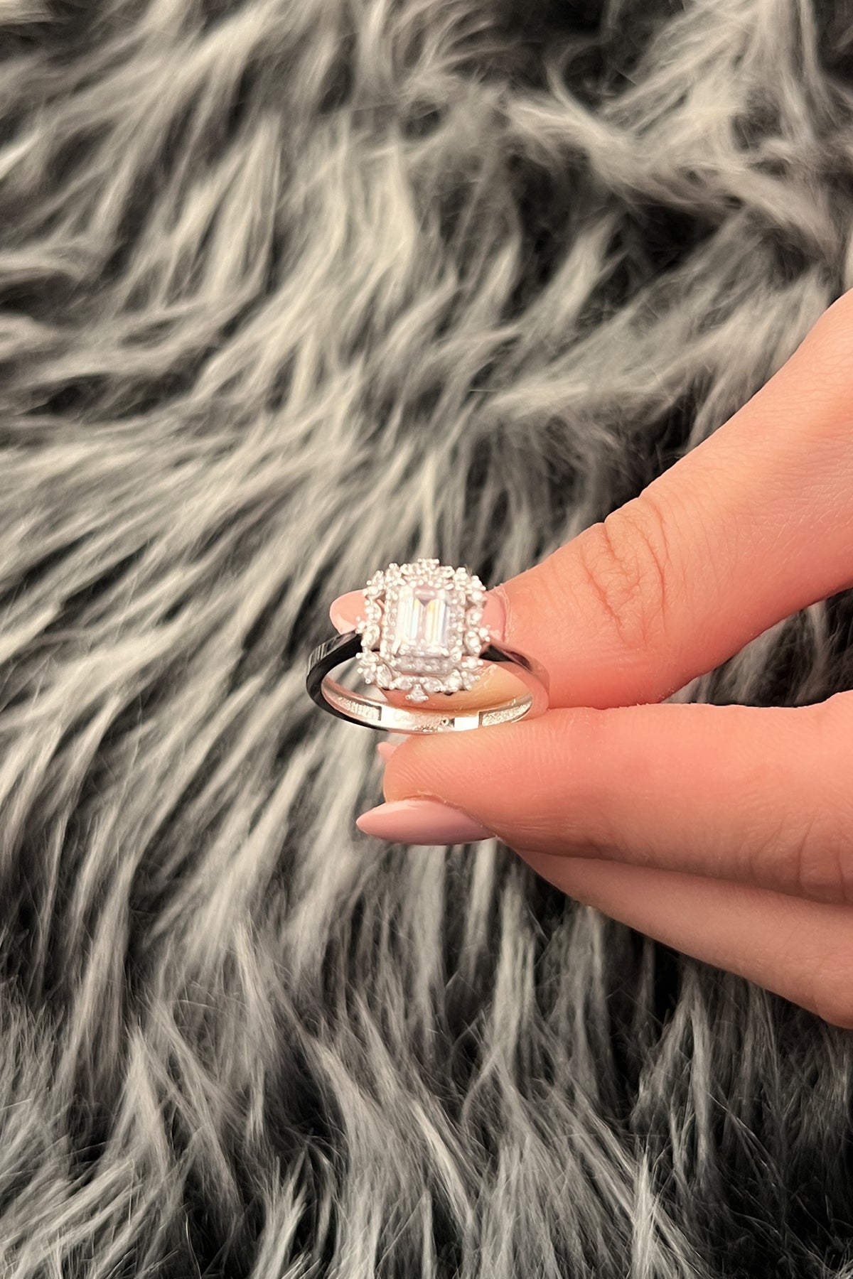 14ct Gold Queen Baguette Ring White