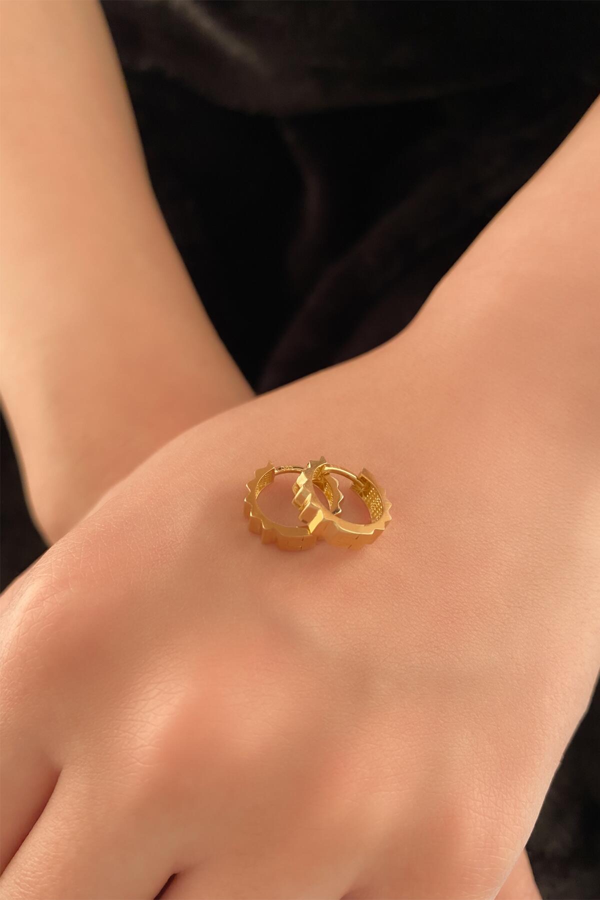 14ct Gold Ridged Huggie Hoop Earrings