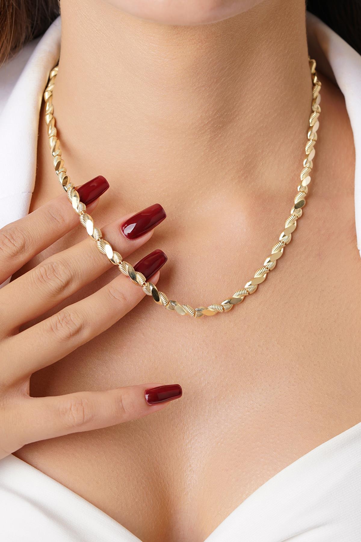 14K Gold Sparkling Twisted Necklace