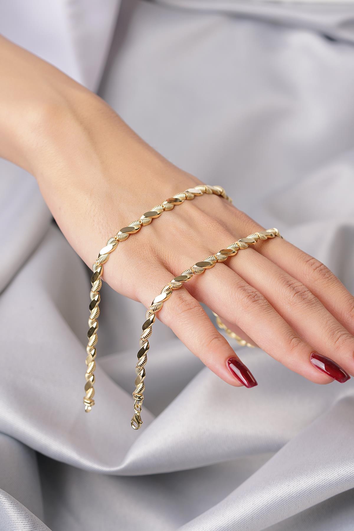14K Gold Sparkling Twisted Necklace