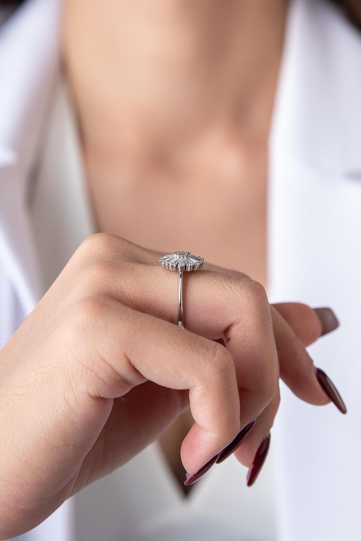 14ct Gold Stone Daisy Motif Ring