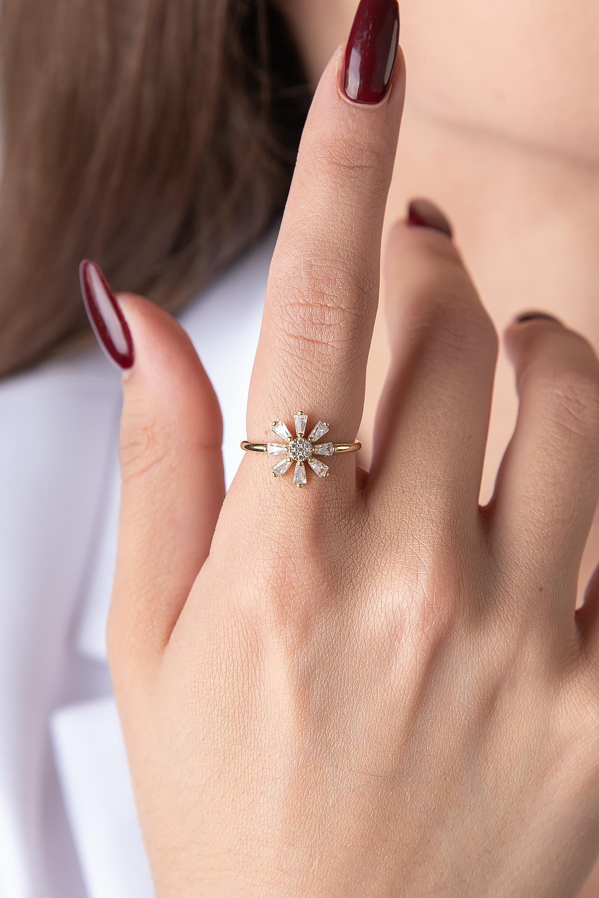 14ct Gold Stone Flower Ring