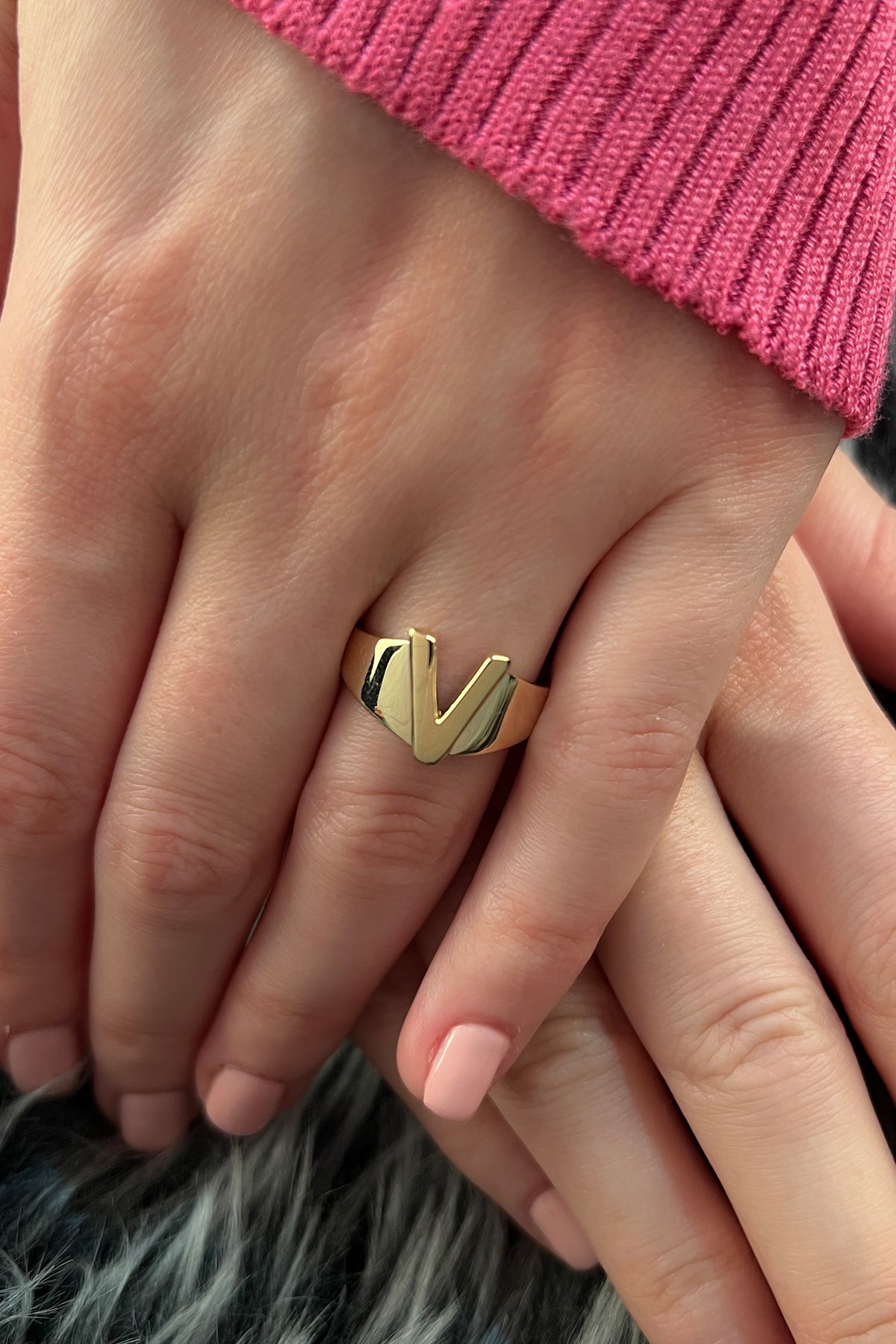 14ct Gold V Initial Ring