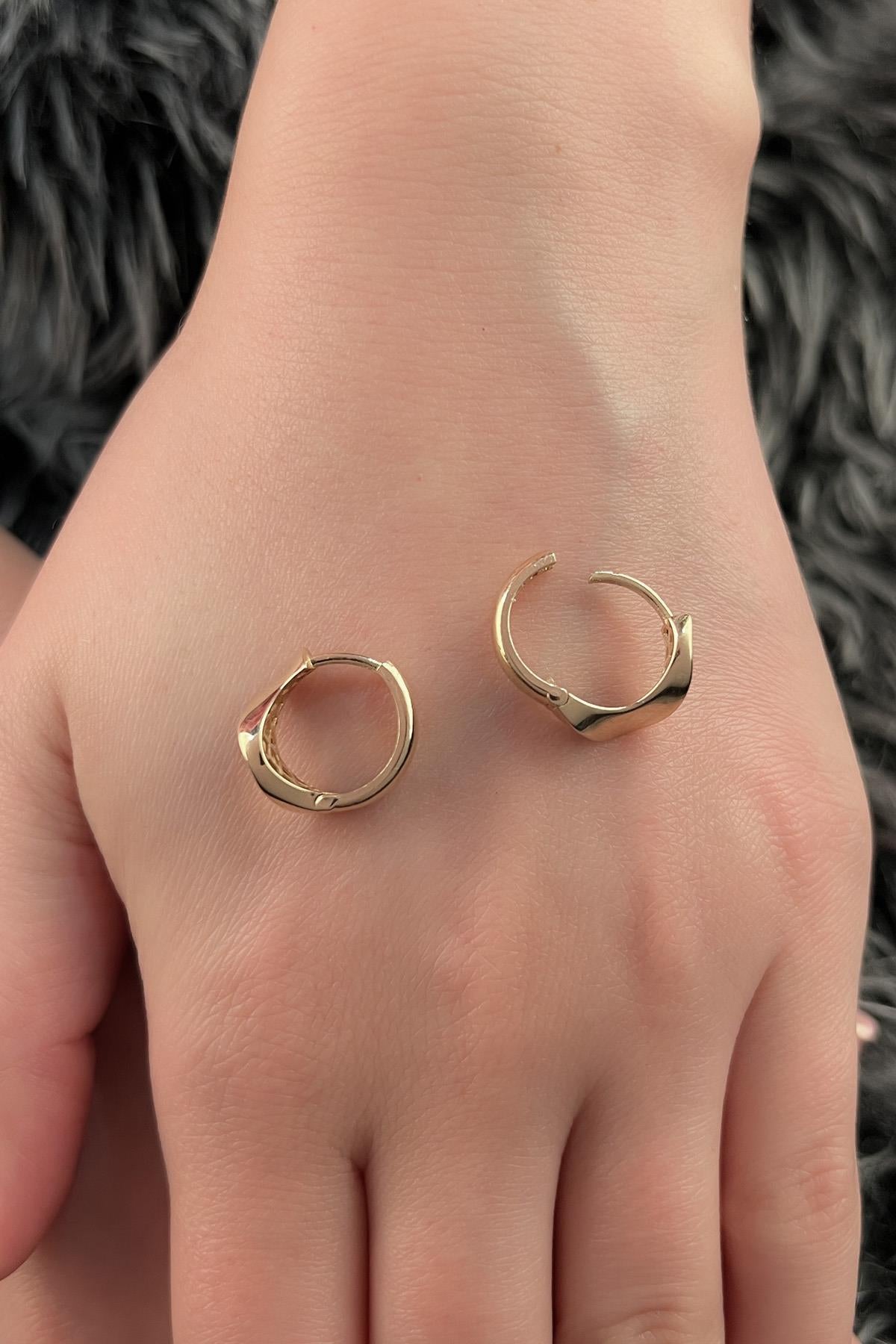 14ct Gold Wavy Huggie Earrings
