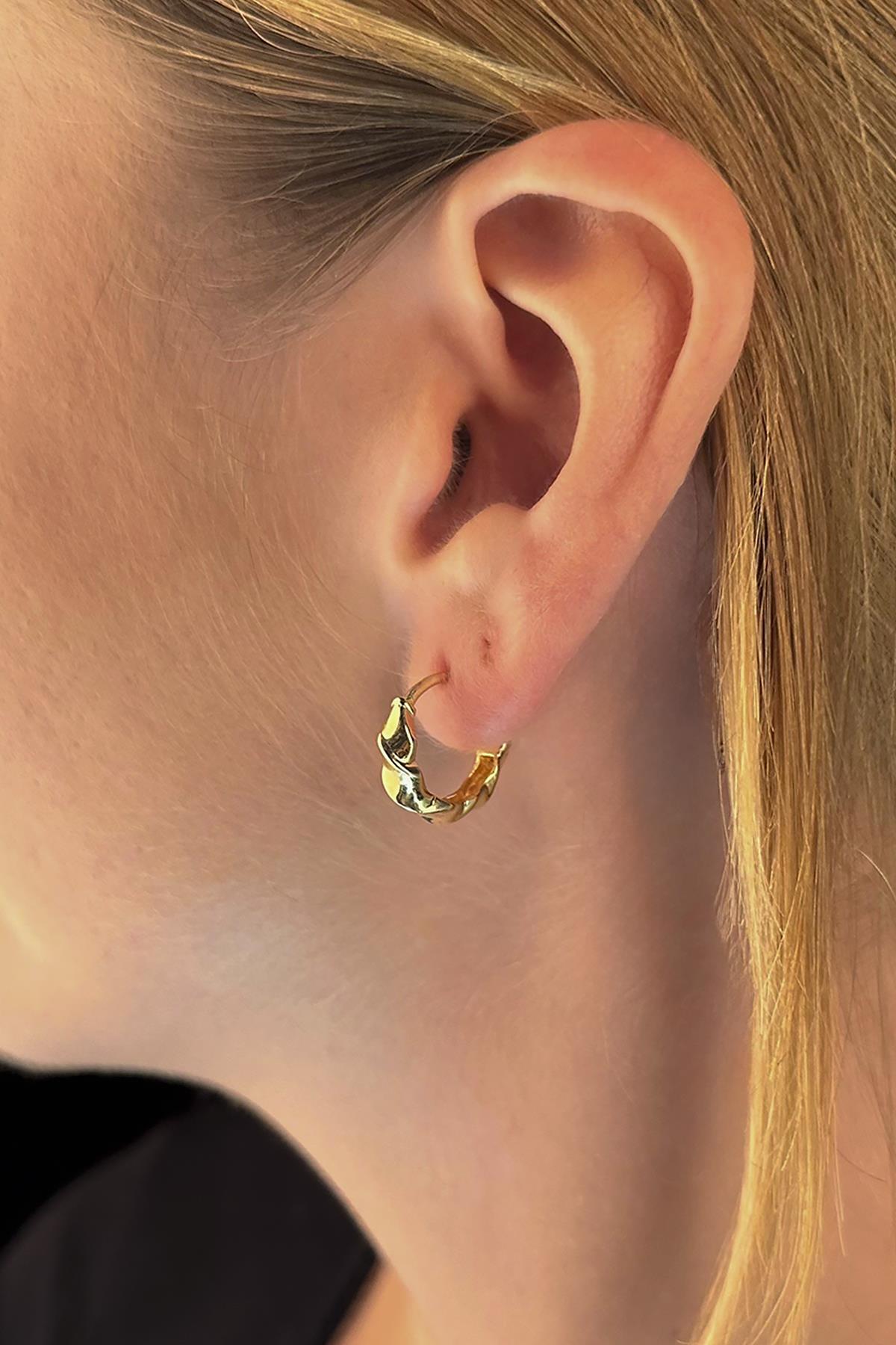 14ct Gold Wavy Huggie Hoop Earrings