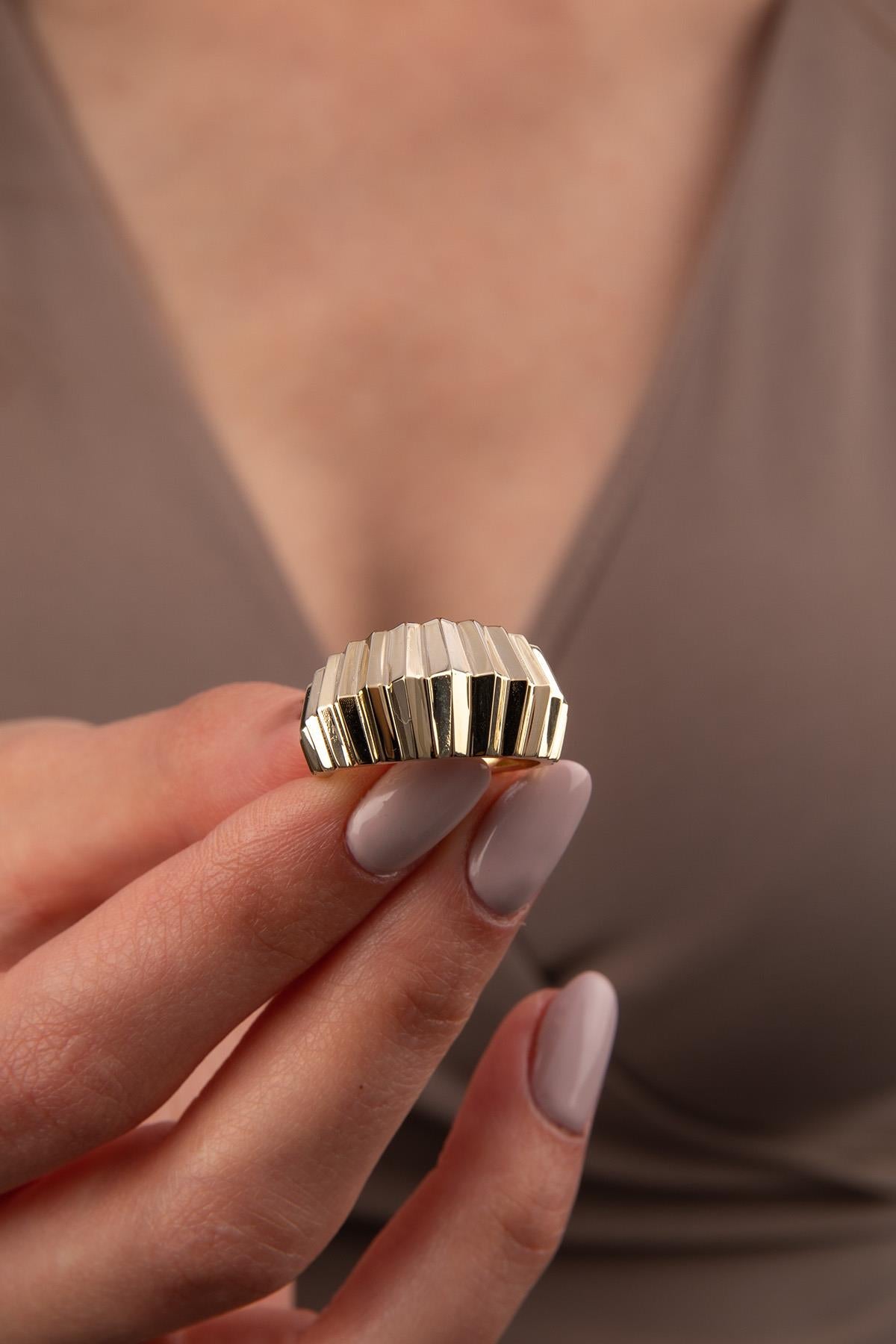 14ct Gold ZigZag Croissant Ring