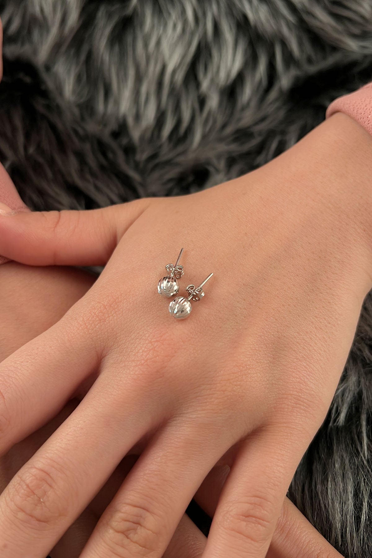 14ct White Gold Patterned Medium Ball Stud Earrings