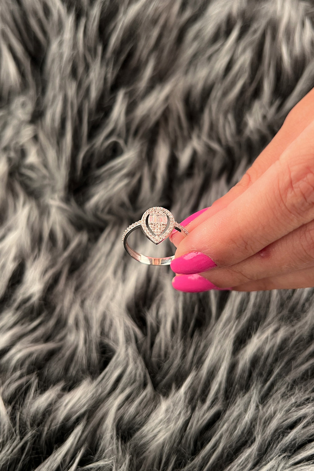 14ct White Gold Water Drop Baguette Ring